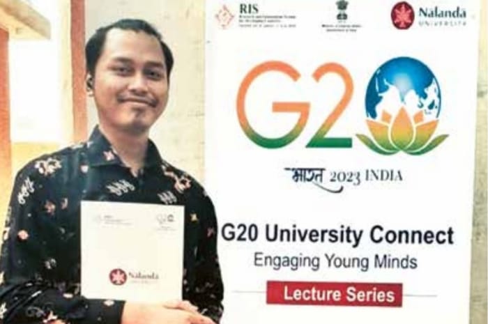 BUAH KEGIGIHAN: Muhammad Nur Khuzaini berfoto di kampusnya, Nalanda University, India, beberapa waktu lalu. Dia mendapat beasiswa untuk menempuh studi di sana.