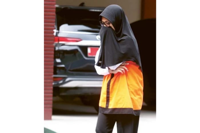 KEBERATAN DENGAN TUNTUTAN: Rizky Marthalianingtyas, 37, warga Kecamatan Sumbersari, Kabupaten Jember setelah menjalani persidangan di Pengadilan Negeri (PN) Kelas IA Kota Malang kemarin (31/7).