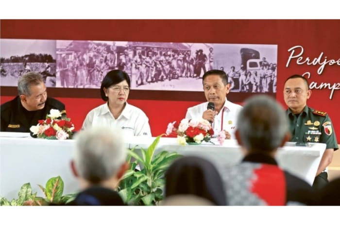 BAKAL MASUK MULOK: Pj Wali Kota Malang Wahyu Hidayat (dua dari kanan) mengikuti sesi press conference tentang sejarah Pahlawan TRIP, kemarin. (DARMONO / RADAR MALANG)
