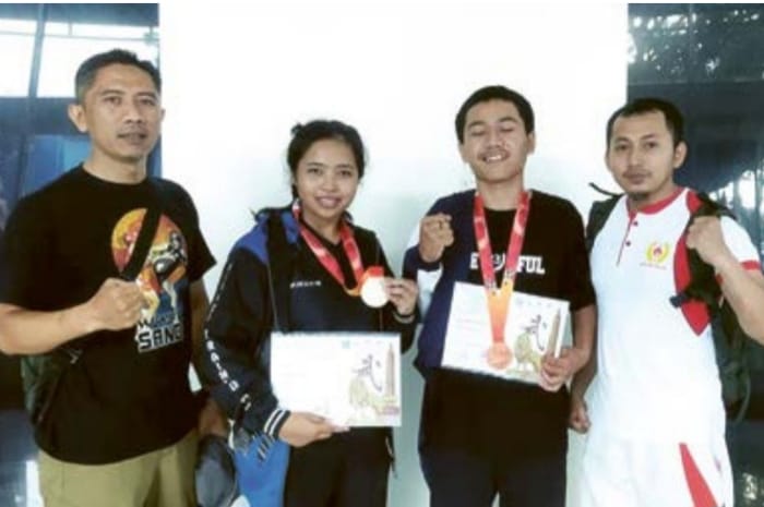 TANCAP GAS: Dua atlet Wushu Kabupaten Malang (tengah) meraih dua medali Kejurprov Wushu Jatim di Gor Ken Arok Kota Malang, Juli lalu.