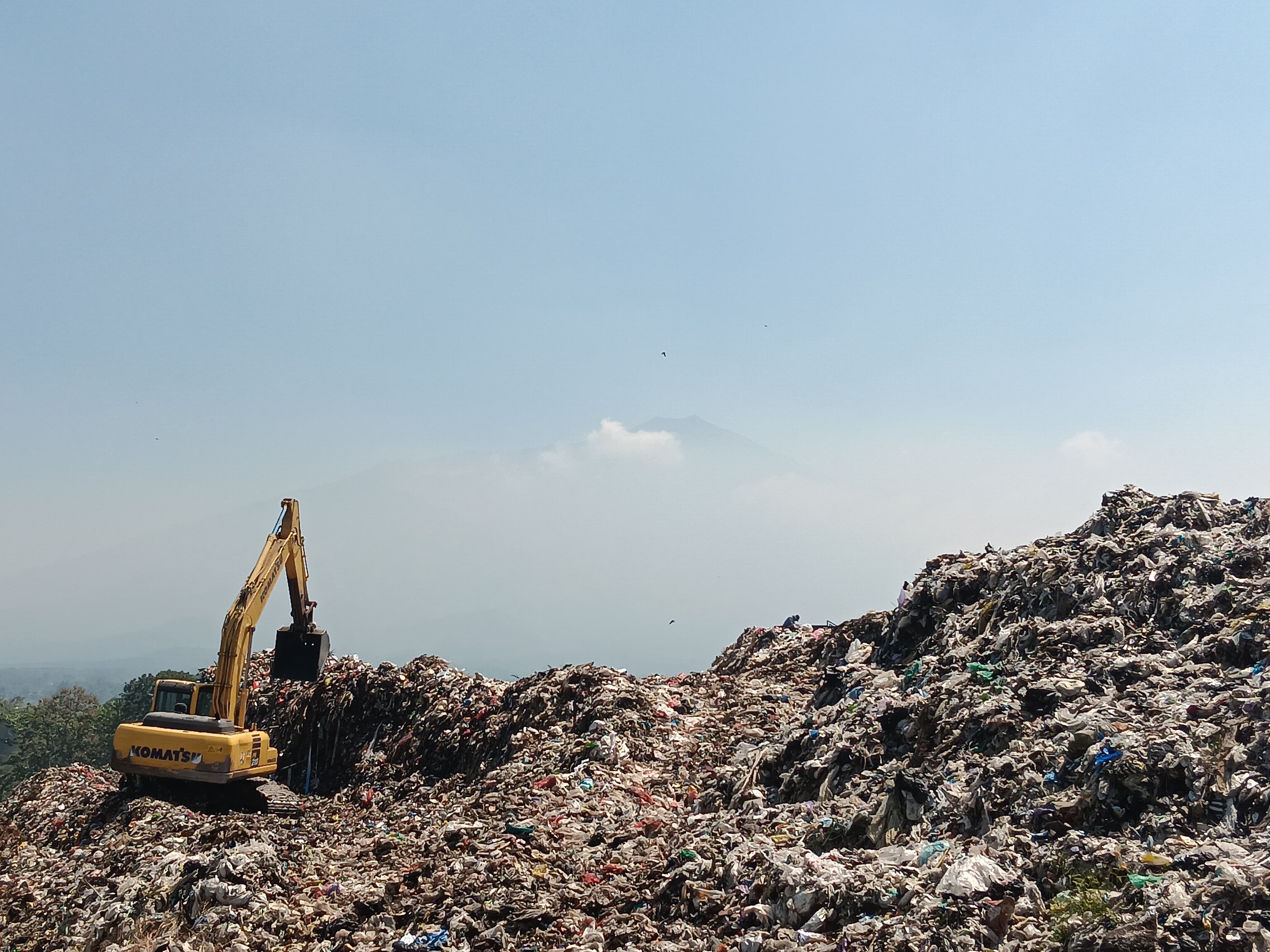 GENJOT RETRIBUSI: Sampah di TPA Randuagung, Singosari, Kabupaten Malang menggunung kemarin. Sampah tersebut berasal dari rumah tangga.