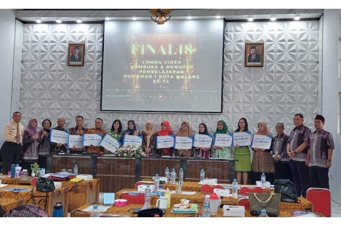 JAWARA : Foto bersama seluruh pemenang lomba video pembelajaran yang diadakan SMAN 1 Malang.