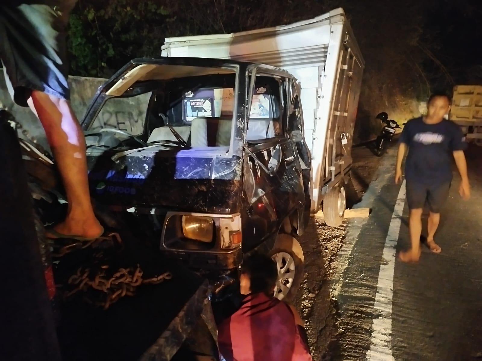 RINGSEK: Mobil Boks Mitsubishi L300 dengan nopol N 9799 BA berhasil dievakuasi aparat kepolisian, Kamis malam (1/8)