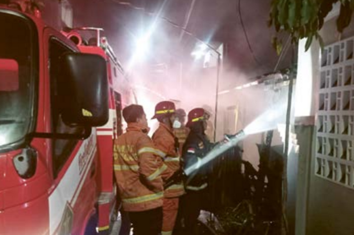 TEREKAM CCTV: Petugas Damkar Kota Malang berupaya memadamkan api yang membakar salah satu rumah di Jalan Dali Selatan, Sukun, kemarin.