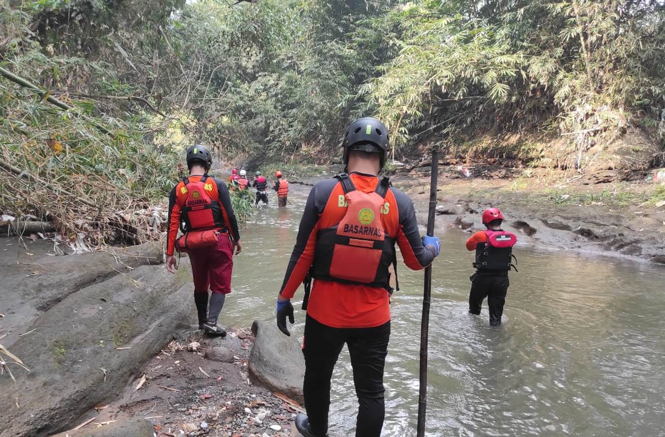 HARI KEDUA PENCARIAN: Tim menyisir sungai metro di Desa Kebonagung, Kecamatan Pakisaji, kemarin (2/8)