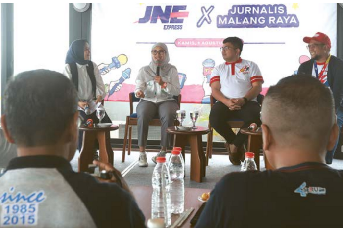 BERBAGI CERITA: Salah satu pelaku UMKM (tengah) menceritakan pengalamannya ketika mengirim barang menggunakan jasa ekspedisi kemarin.