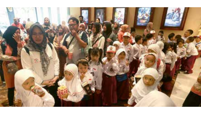 PENGALAMAN BERBEDA: Siswa-siswi SD Negeri Sawojajar 6 dan SD Negeri Sawojajar 1 nonton bareng di Mopic Cinemas kemarin (1/8).