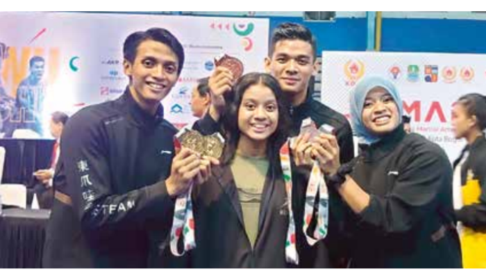 PANEN PRESTASI: Dari kiri, Ahmad Ghozali, Asma Ghaitsani, Ahmad Ghifari, dan Aqila Ghaidah Fauziah setelah berlaga di ajang Indonesia Martial Art Games 2023 di GOR Padjajaran Kota Bogor, Oktober 2023.