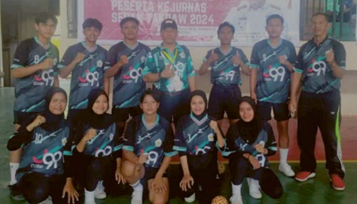 MENJAGA GENGSI: Atlet Sepak Takrwa Kota Malang (tengah) bertanding dalam ajang Kejurnas Sepak Takraw di Kota Parepare kemarin (1/8).