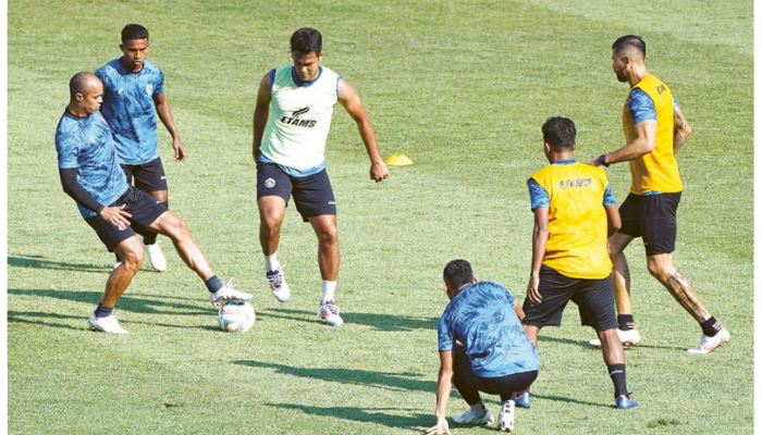 JAGA KEBUGARAN: Para pemain Arema FC menjalani sesi latihan di Stadion Manahan Solo Rabu lalu (31/7).