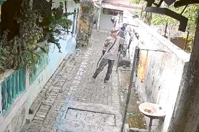 DIDALAMI POLISI: Seorang lelaki terekam kamera CCTV tengah mencuri celana dalam di jemuran, Kamis siang (1/8).
