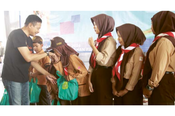 TAMPUNG ASPIRASI: Pj Wali Kota Malang Wahyu Hidayat menyampaikan bantuan saat menggelar kegiatan Ngobrol Mbois Ilakes (Ngombe) di Kelurahan Pandanwangi, Blimbing, kemarin (2/8).