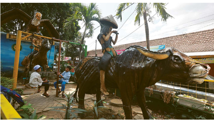 CERIA: Wisatawan yang didominasi anak-anak menikmati wahana di Taman Contong Kepanjen kemarin (2/8).