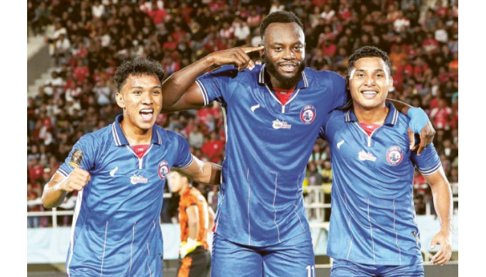 BERSINAR: Arkhan Fikri (kiri) dan Salim Tuharea (kanan) merayakan gol Charles Lokolingoy ke gawang Persis Solo, Rabu lalu (31/7).