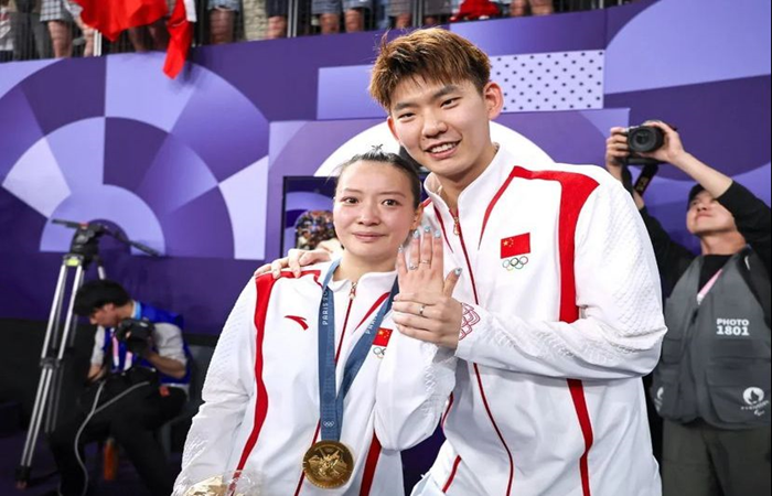 Huang Yaqiong setelah dilamar oleh Liu Yuchen usai memenangkan pertandingan Olimpiade Paris 2024.
