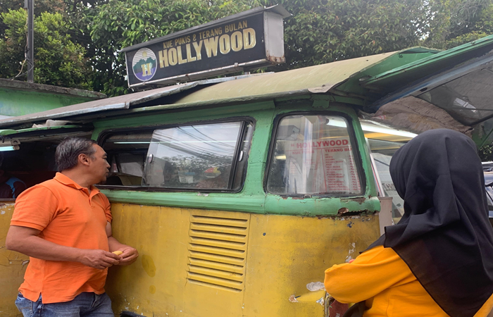 Pukis & Terang Bulan Hollywood Malang.