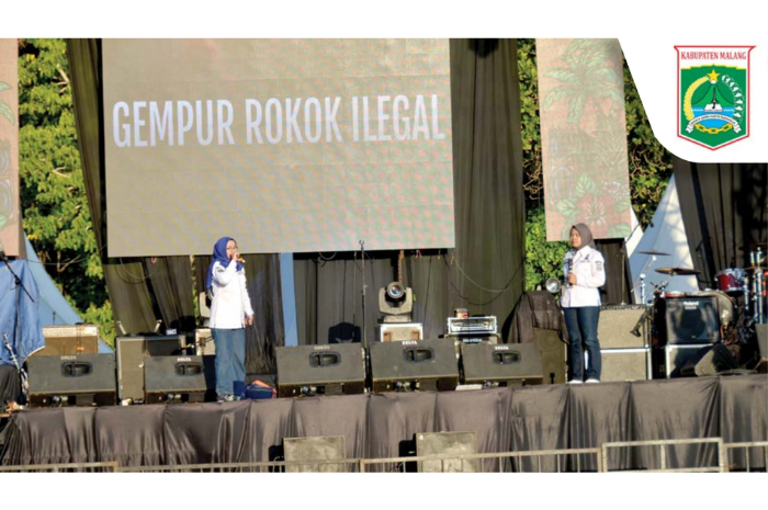 MERUGIKAN NEGARA: Perwakilan dari Bea Cukai Malang dan Satpol PP Kabupaten Malang naik panggung untuk menyosialisasikan dampak rokok ilegal. Sosialisasi digelar di Pantai Ngantep, kemarin.