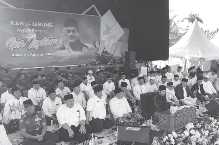 ANTUSIASME: Sebagian jamaah berada di panggung pengajian Gus Iqdam di Lapangan Kemantren, Kecamatan Jabung, kemarin.