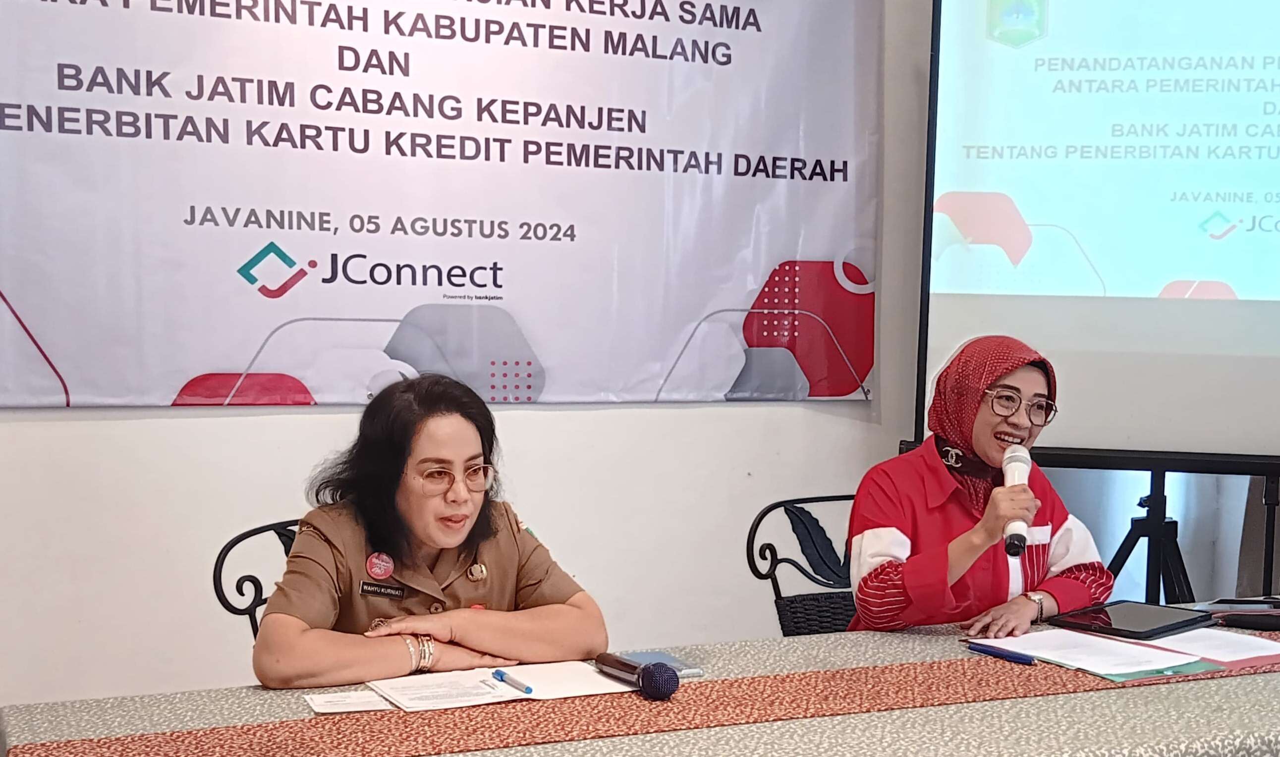 Pimpinan Bank Jatim Cabang Kepanjen Five Seodisa Adha Purnama Hidayat (kanan) jelang penandatanganan kerja sama dengan Pemkab Malang