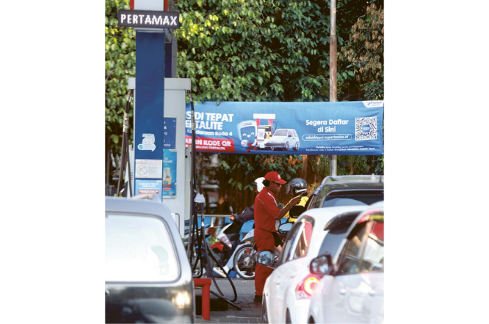 HARGA NAIK LAGI: Operator SPBU di Jalan Bandung melayani pengendara yang hendak mengisi BBM jenis Pertamax kemarin siang.