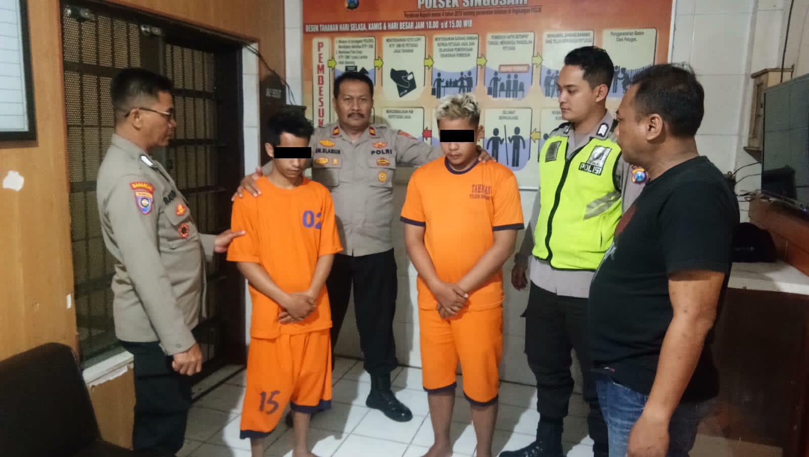 TERTANGKAP: Dua pengedar sabu-sabu dimintai keterangan oleh polisi.