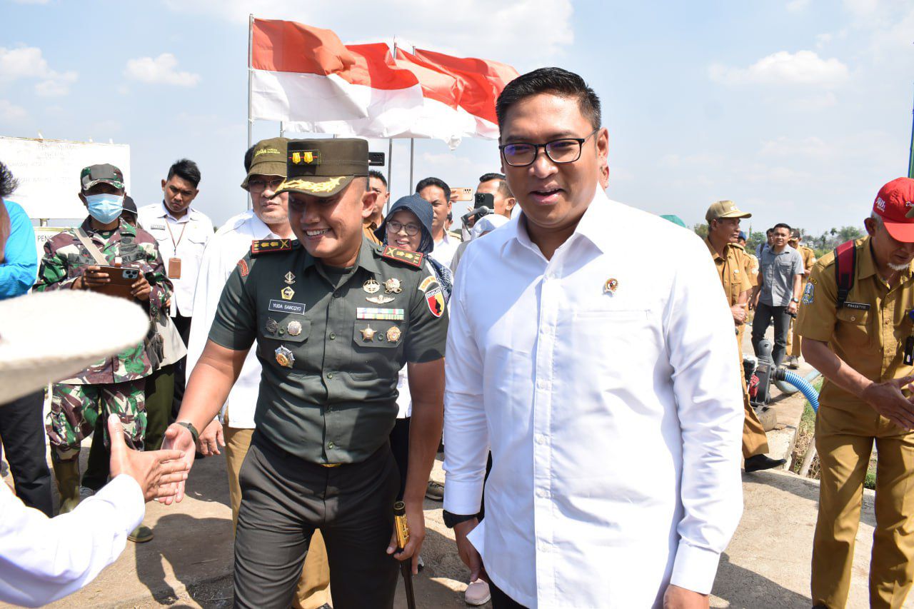 Dandim 0818 Letkol Inf Yuda Sancoyo (kiri) mendampingi Wamentan