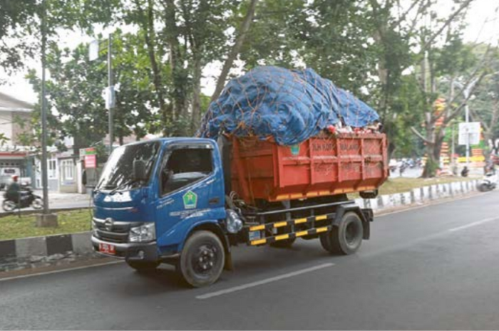 BUTUH PERAWATAN: Truk pengangkut sampah melintas di Jalan Langsep, Kecamatan Sukun, kemarin pagi.