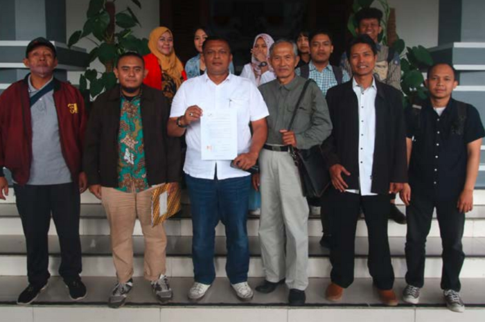 SAMPAIKAN ASPIRASI: Tim MCW dan perwakilan Forum Komite Kota Malang (FKKM) setelah berdiskusi dengan Komisi D DPRD Kota Malang, kemarin.