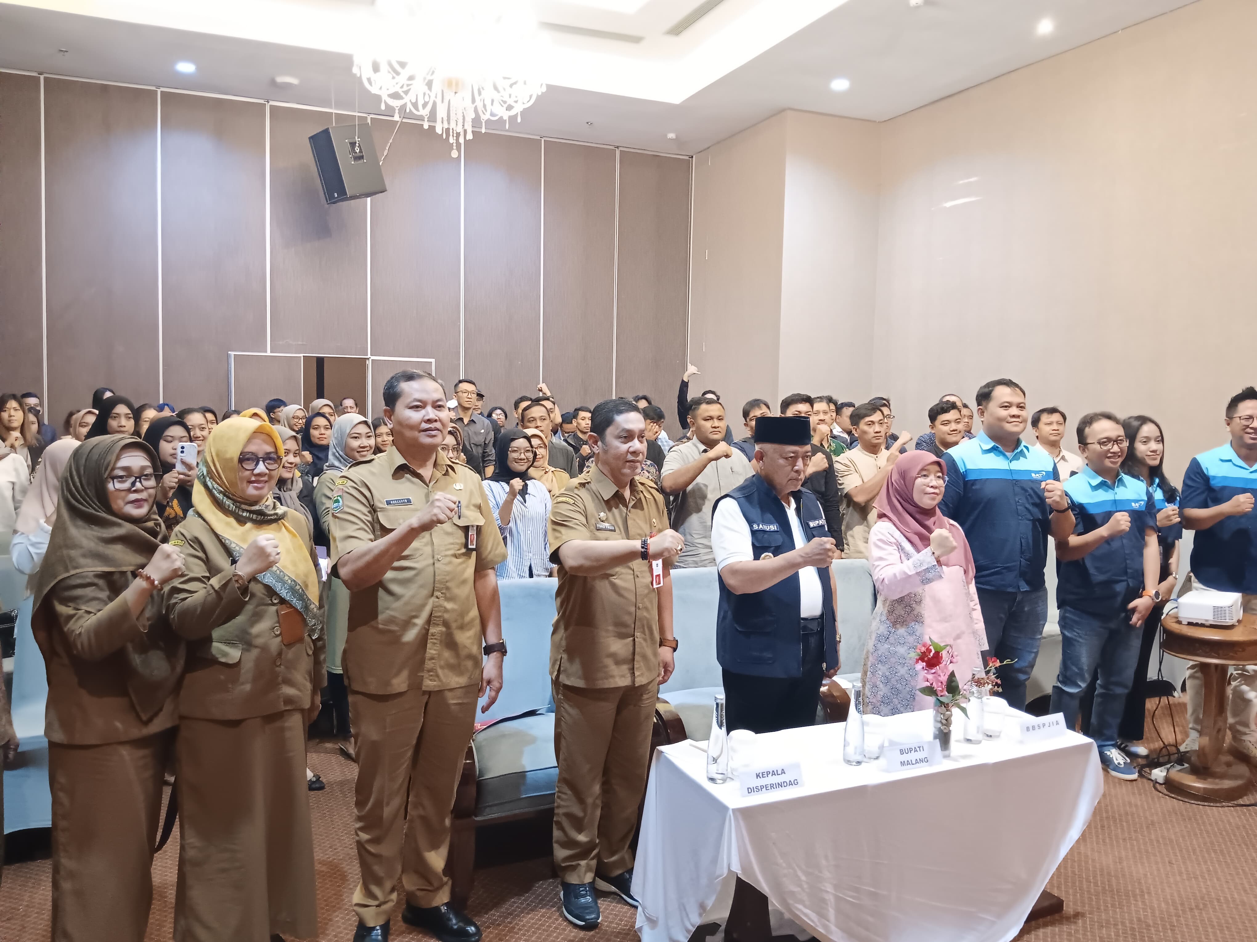 GENJOT KUALITAS: Bupati Malang H M. Sanusi (dua dari kanan) bersama Perwakilan BBSPJIA Kemenperin RI Mirna Isyanti (kanan) dalam pelatihan di Grand Miami Hotel, Kepanjen, kemarin (6/8)