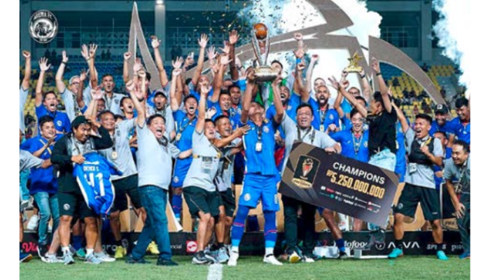 SALING RESPECT: Elemen tim dan manajemen Arema FC merayakan keberhasilan juara Piala Presisden 2024 Minggu lalu (4/8).
