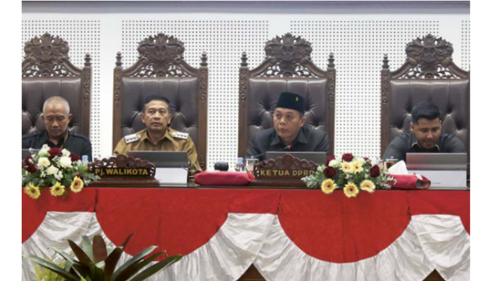SEPAKAT: Sekda Kota Malang Erik Setyo S, Pj Wali Kota Malang Wahyu H, Ketua DPRD Kota Malang I Made Riandiana K, dan Wakil Ketua DPRD Kota Malang Rimzah membahas rapat perubahan APBD kemarin.