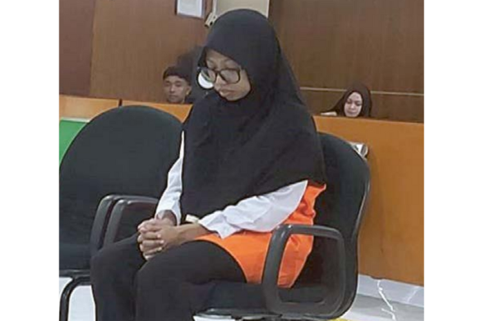 BELUM PUTUSKAN BANDING: Rizky Marthalianingtyas, 37, mendengar putusan majelis hakim, kemarin.