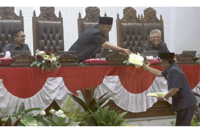RAPAT PARIPURNA: Ketua DPRD Kota Malang I Made Riandana Kartika (kiri) menerima draft pandangan umum fraksi Golkar.
