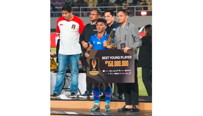 BERPRESTASI: Arkhan Fikri (kiri) diganjar penghargaan pemain muda terbaik dalam ajang Piala Presiden di Stadion Manahan Solo, Minggu lalu (4/8).