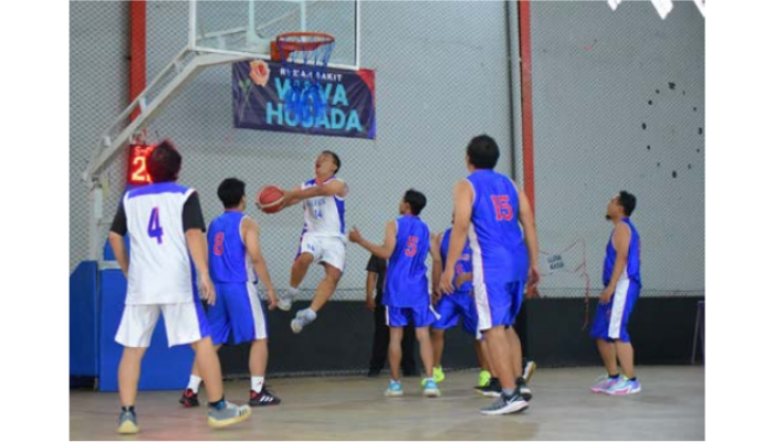 CATATKAN SEJARAH:Pebasket Veteran Kabupaten Malang menjalani laga reuni di pembukaan Perbasi Malang Cup, Senin lalu (5/8).