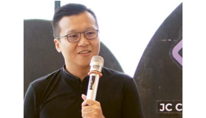 PANTANG MENYERAH: Michael Setiawan memberi wejangan ke karyawan-karyawannya di JC Corporate, beberapa waktu lalu.