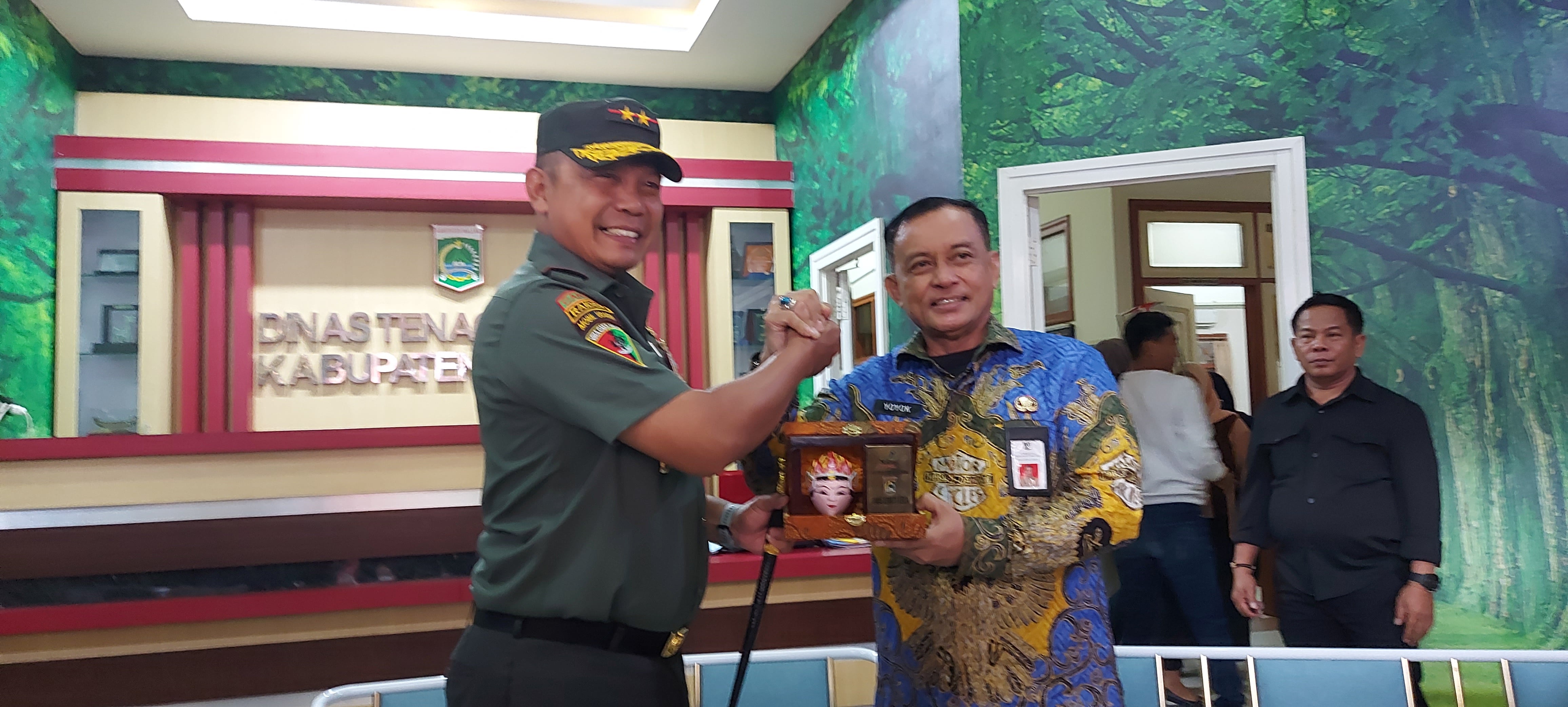 SALAM KOMANDO: Pangdivif 2 Kostrad Mayjen TNI Anton Yuliantoro SIP MTr(Han) bersama Kepala Disnaker Kabupaten Malang Yoyok Wardoyo (kanan) kemarin (8/8).