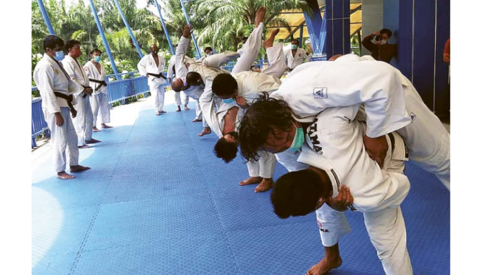 KEMBANGKAN KEMAMPUAN: Atlet PBJI Kota Malang menjalani latihan bersama di Kampus Politeknik Kota Malang kemarin.