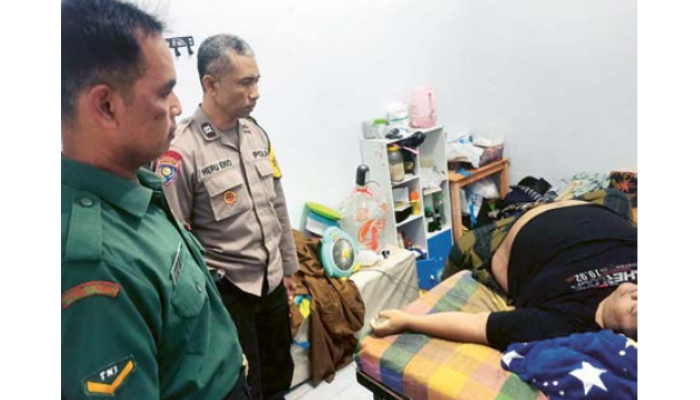 KOMPLIKASI: Jenazah Achmad Redha Satriya ditemukan dalam kondisi telentang di atas tempat tidur kamar kos Jalan Abdul Qodir Jaelani, Kecamatan Kedungkandang, kemarin (7/8).
