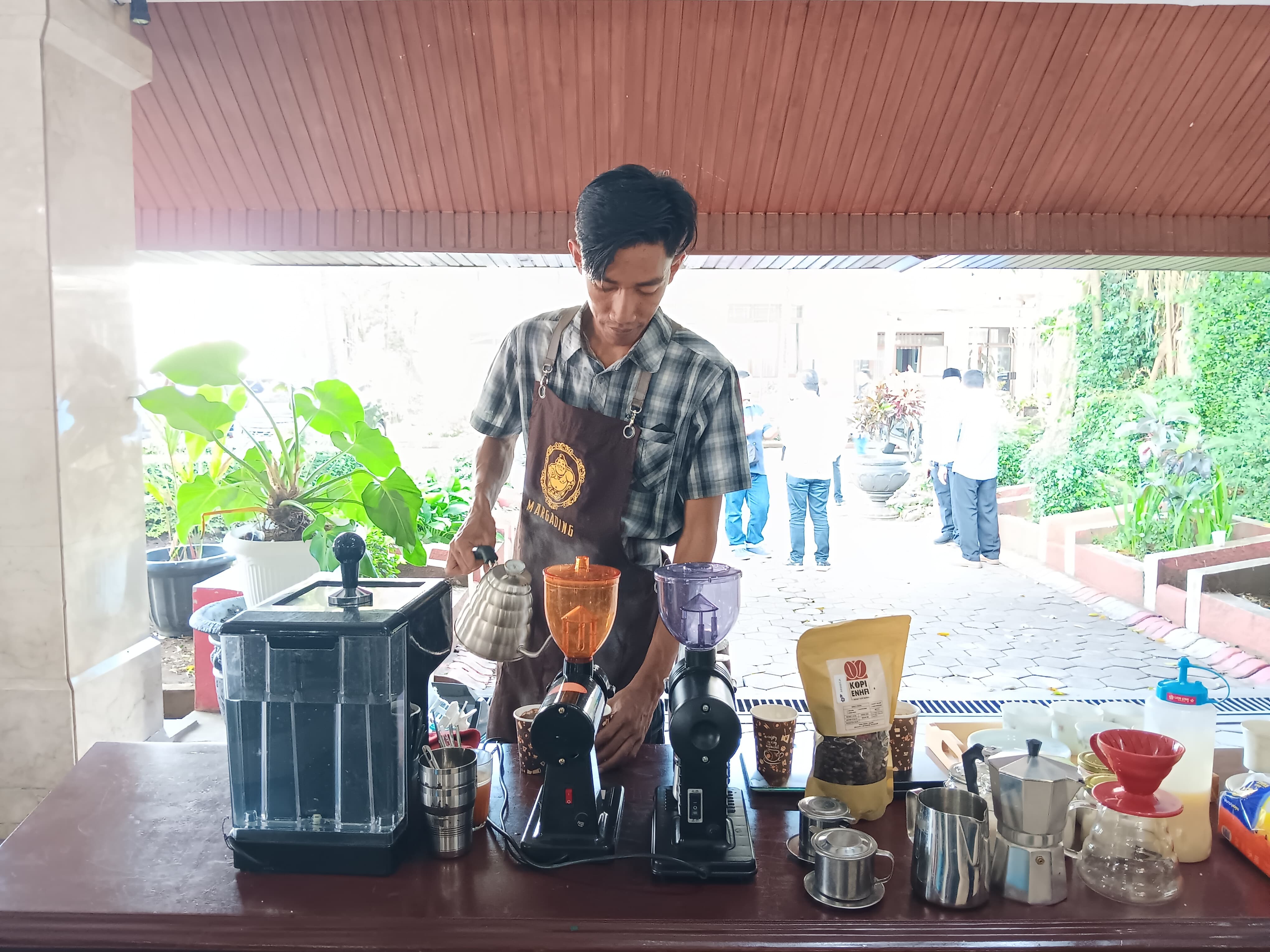 PRODUK LOKAL: Salah satu pelaku UMKM yang bergerak di bidang makanan dan minuman (mamin) mengikuti pameran di pendapa Pemkab Malang.