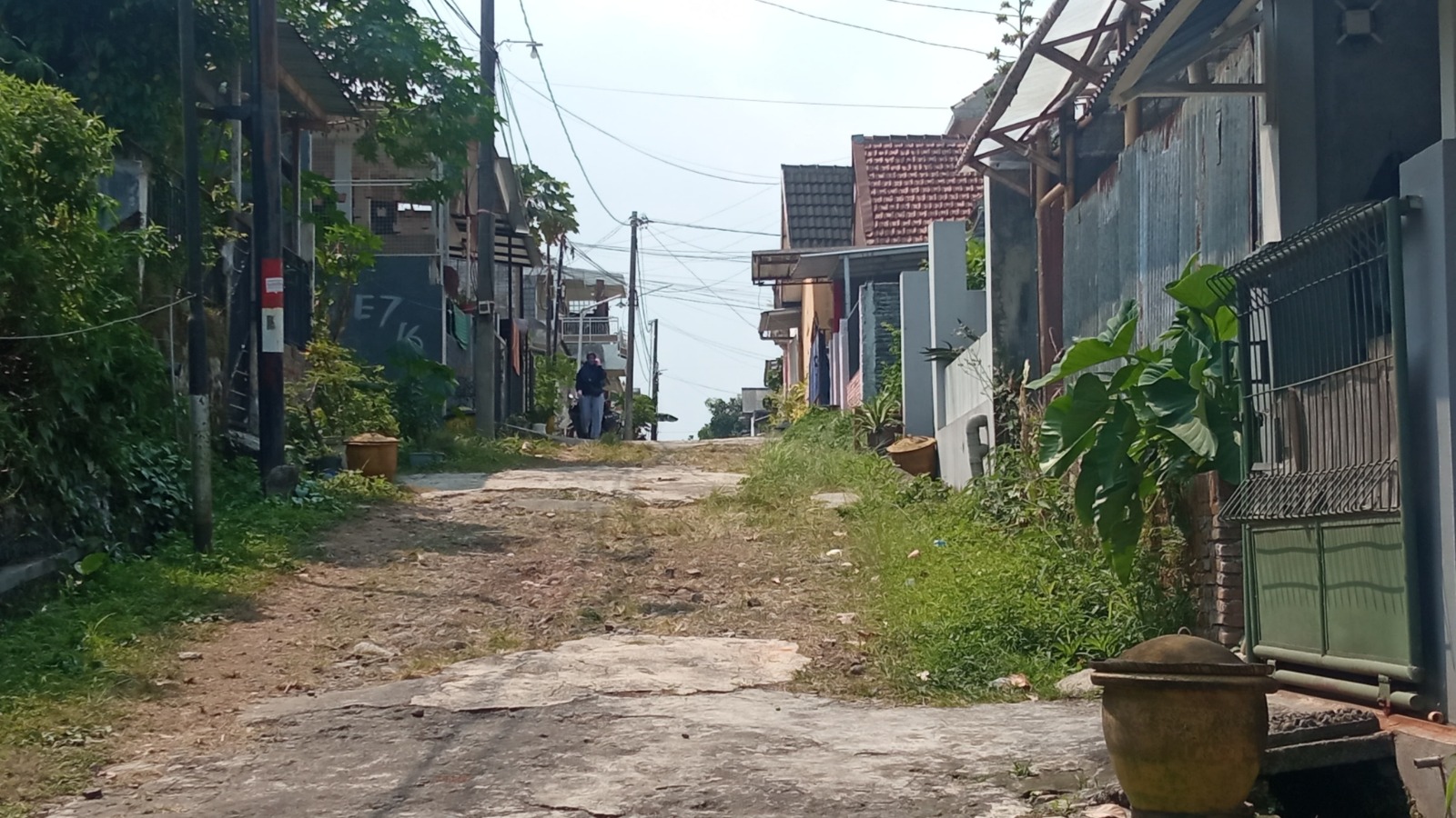 BUKAN TANGGUNG JAWAB PEMDA: Jalan di area Pondok Mutiara Asri, Kecamatan Wagir, Kabupaten Malang ada yang membutuhkan perbaikan. Pemkab tidak bisa memperbaiki karena PSU belum diserahkan oleh pengemba