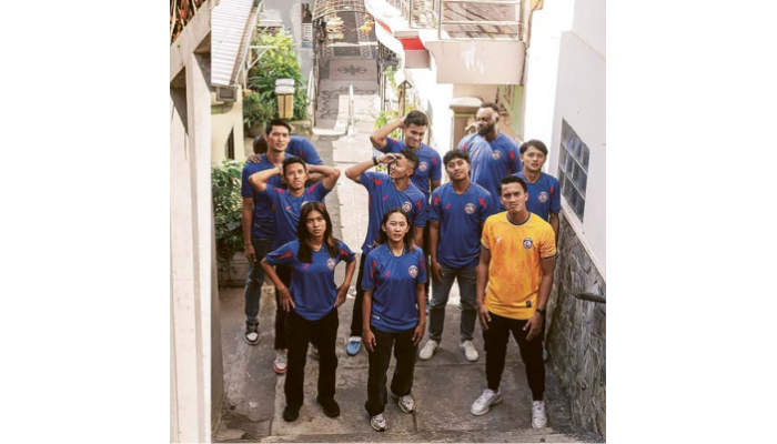 LEBIH FRESH: Pemain Arema FC dan Arema FC Women mengenakan jersey utama tim di kawasan Kajoetangan Heritage kemarin.