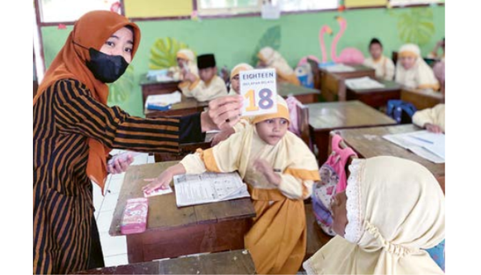 KURANG TENAGA: Seorang guru mengajar Bahasa Inggris di kelas II SD Negeri Sumbersari 3, kemarin.