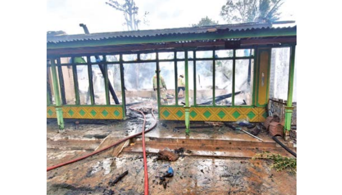 NYARIS LUDES: Api yang membakar rumah Timan di Dusun Karangsuko, Desa Rejoyoso, Kecamatan Bantur, hanya menyisakan dinding depan dan atap teras kemarin (8/8).