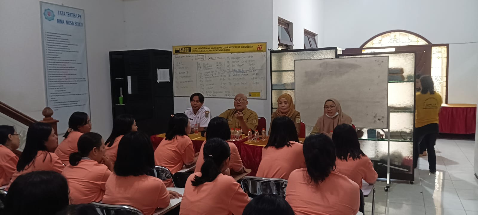 PERSIAPAN BERANGKAT: Para calon TKI menjalani pelatihan di salah satu Lembaga Pelatihan Kerja (PKL) Kepanjen, Kabupaten Malang.