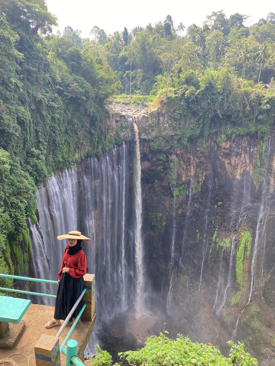 WISATA ALAM: Seorang wisatawan bersantai sambil menikmati kesejukan udara di Coban Sewu, Desa Sidorenggo, Kecamatan Ampelgading