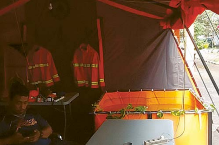 BANTUAN PEMPROV: Personel menjaga tandon lipat di halaman Mako BPBD Kabupaten Malang kemarin.