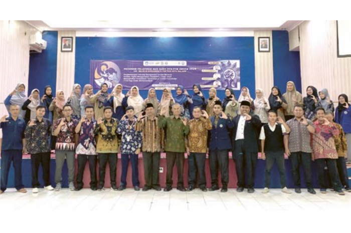 UNTUK PENDIDIKAN: Pengurus PDM Kota Malang dan FIP UM foto bersama setelah menjalin kerja sama kemarin siang.