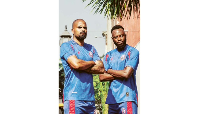 TERUS BERINOVASI: Charles Lokolingoy (kiri) dan Thales Lira bergaya dengan jersey utama musim 2024/2025 di Kajoetangan Heritage Kamis lalu (8/8).