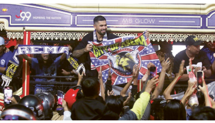 KHIDMAT: Julian Guevara (tengah) merayakan keberhasilan juara Piala Presiden 2024 di atas kendaraan Macito, Senin lalu (5/8).